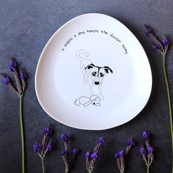 צלחת מצוירת, צלחת מאוירת - illustrated plate with a drawing of a puppy - dog: "A puppy a day keeps the doctor away"