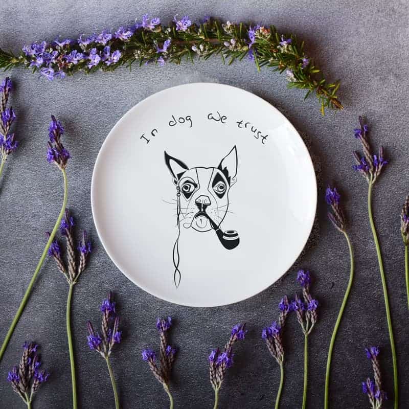 צלחת מצוירת עם ציור של כלב "פיליפ" - In dog we trust