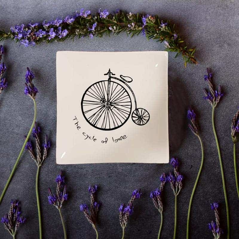 צלחת מצוירת עם ציור של אופני וינטג' עתיקות - penny farthing